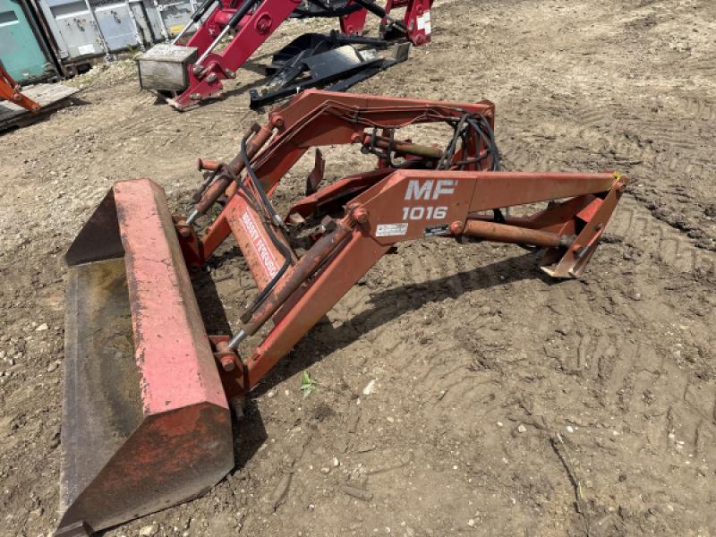2012 Massey Ferguson 1016 loader with brackets bucket and valve