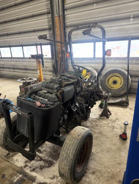 2001 John Deere 4400 for Salvage