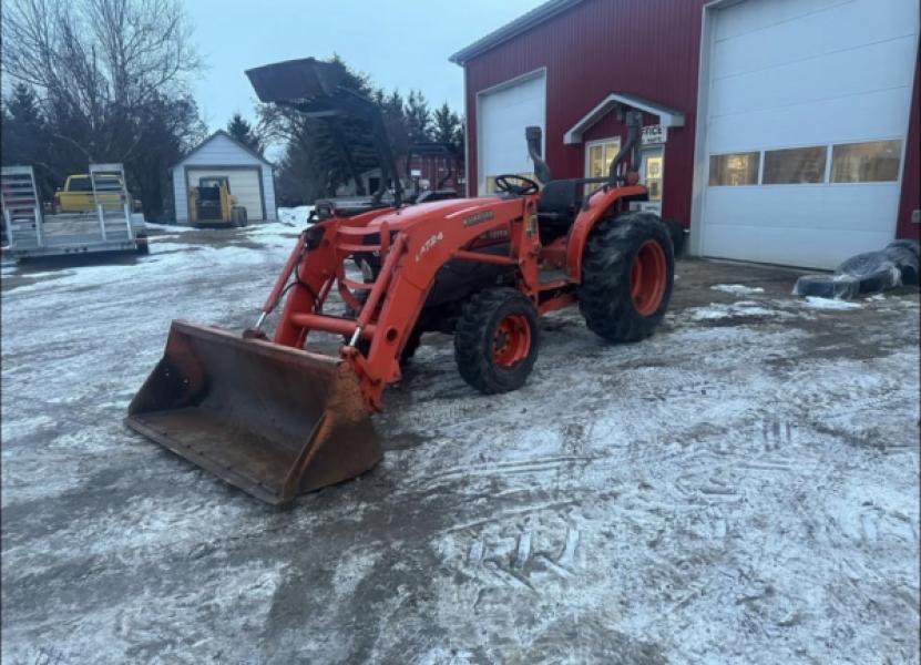 2011 Kubota L3240 for Salvage